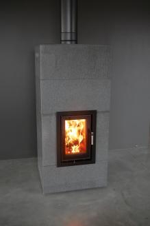Wood stove Hector Air "S" in a volcanic stone building 10